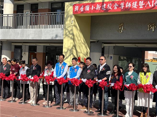 縣長鍾東錦等人剪綵。（李京昇攝）