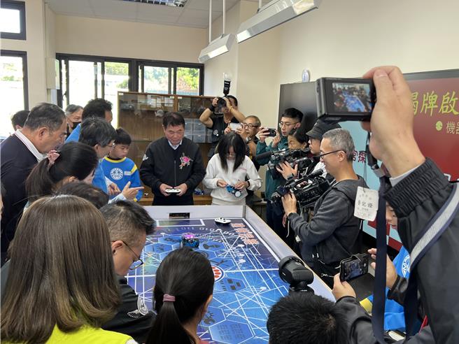縣長鍾東錦等人體驗操作AI機器人。（李京昇攝）