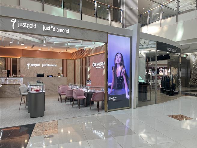 大江购物中心2024将首度以「双轨模式」街道空间混搭、跨业种无界线规划眾家品牌配置，以轻奢精品、网路名店吸引年轻客上门。（大江购物中心提供／朱世凯台北传真）