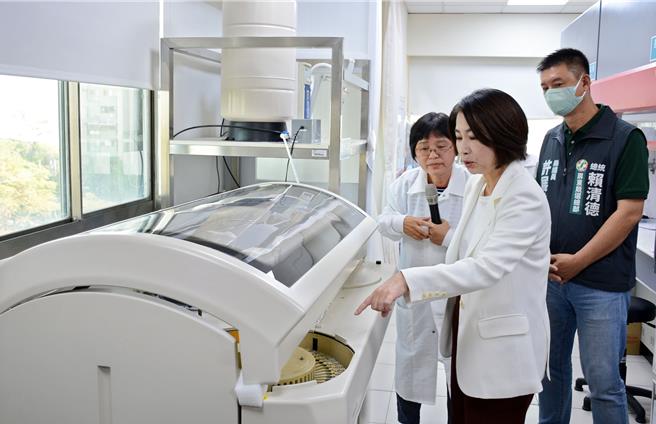 屏東縣政府2023年再耗資1500萬元，率全國衛生單位之先，成立毒品鑑驗實驗室，18日正式啟用。（林和生攝）