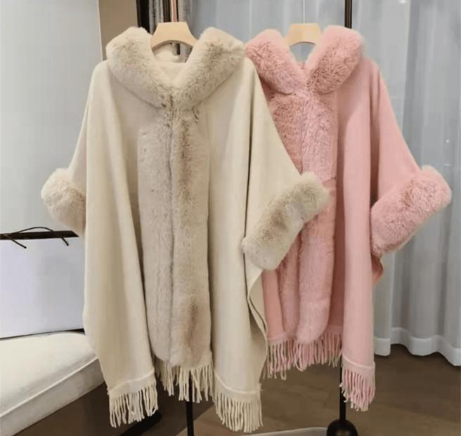 蝦皮購物「梨卡」 大毛領斗篷披肩外套，優惠價587元。（蝦皮購物提供／古明弘台北傳真）