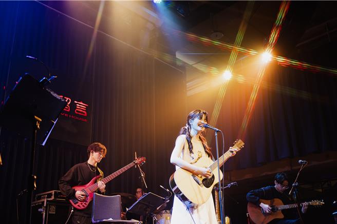 許淨淳日前推出全新創作EP《淳款不足》。（野火娛樂提供）