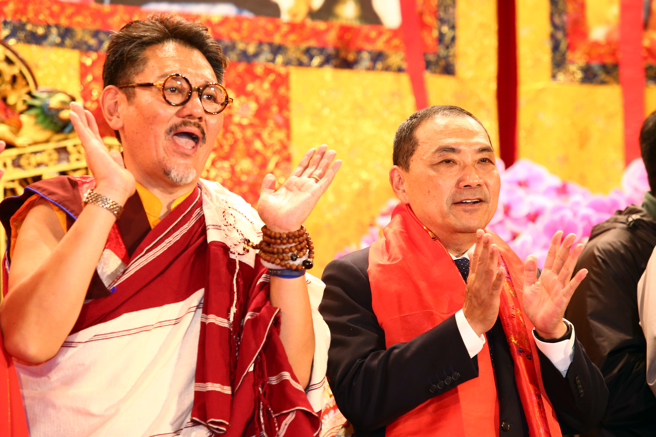 新北塭仔圳都更遭疑独厚财团，侯友宜：蔡英文还颁奖肯定。国民党总统候选人侯友宜（右）18日出席白玉秋竹法王荣任藏传佛教寧玛派掌教领袖荣任典礼暨斋僧大会受访。（邓博仁摄）