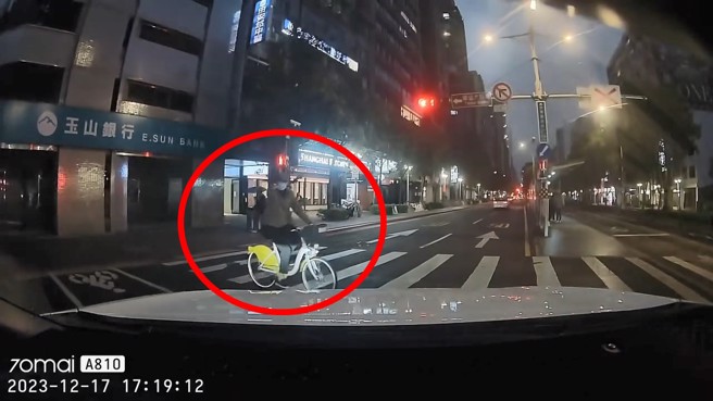 YouBike骑士闯红灯，还手指汽车驾驶，让驾驶气到将行车纪录器画面PO网。（翻摄爆料公社）