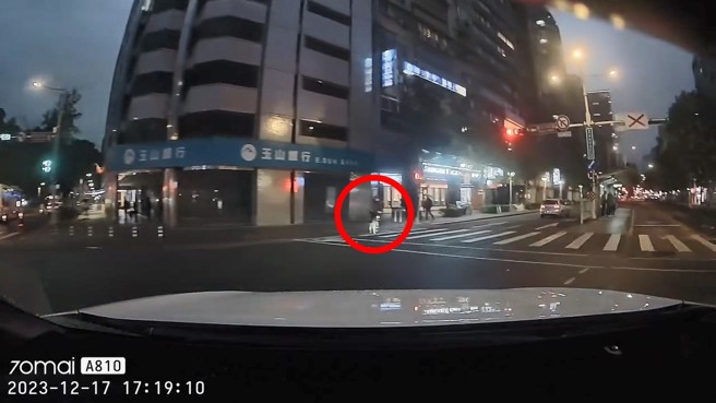 YouBike骑士其在人行道上，直接闯红灯过马路。（翻摄爆料公社）