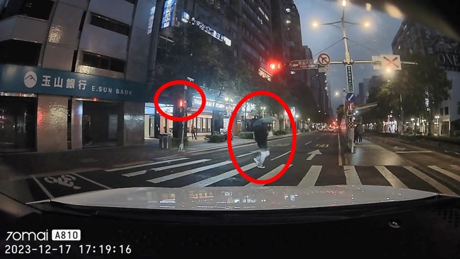 YouBike骑士其在人行道上，直接闯红灯过马路，后面还有一名行人也跟着闯红灯。（翻摄爆料公社）