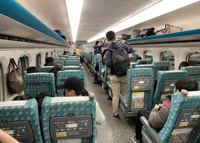 一名女網友表示，在高鐵上看到有陌生人用包包佔位，卻害隔壁座位的乘客被誤認為是佔位者。(示意圖，資料照)