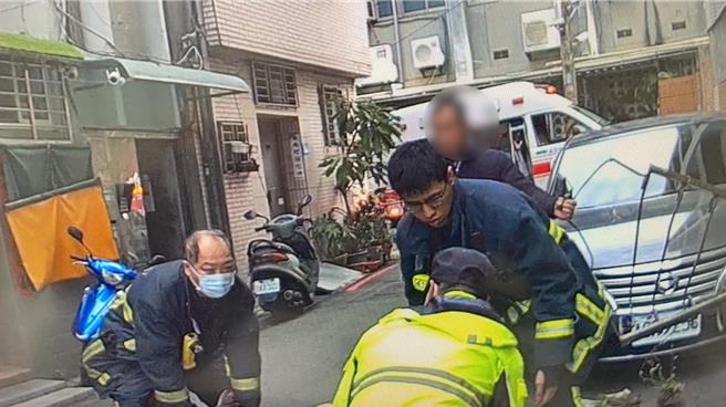警消将伤者抬上担架，并送往医院救治。（民眾提供）