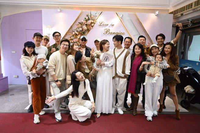 謝京穎、張書偉今登記結婚，邀請眾多好友見證幸福。（圖／民視提供）