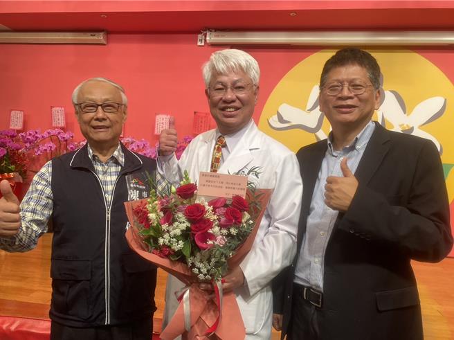 婦產科名醫黃元德（中）近日接任衛生福利部台中醫院院長，台中醫院18日舉辦新院長就職履新茶會嘉賓雲集。（馮惠宜攝）