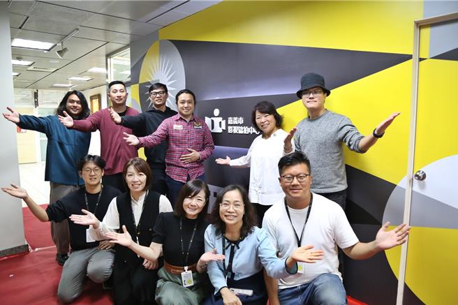嘉义市政府设立「影视协拍中心」今天由市长黄敏惠（第二排右二）及数位导演揭牌。（廖素慧摄）
