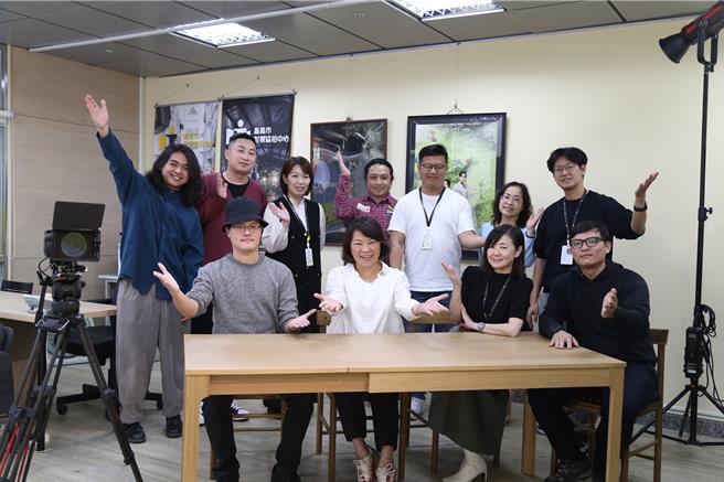 嘉义市「影视协拍中心」今天揭牌，市长黄敏惠（前排中）欢迎影视业来嘉拍片。（廖素慧摄）