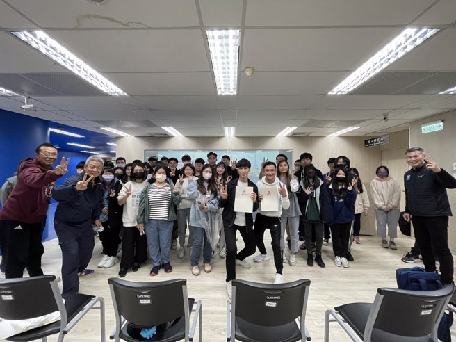 林郁婷与曾自强教练造访佛光大学分享夺金心路过程。(佛光大学提供)