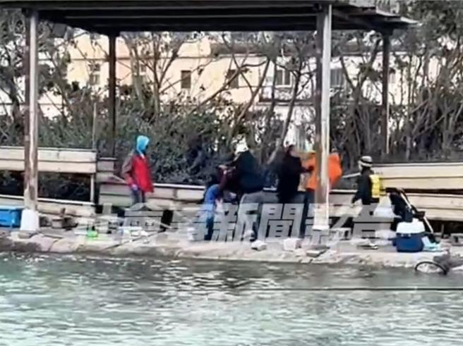 台中市龍井區臨港路某間海釣場17日傳出6名釣客疑因風大導致釣線纏住，進而爆發口角並打成一團，烏日警分局18日鎖定賴姓男子等6名涉案釣客到案説明並依聚衆鬥毆罪嫌函送偵辦。（圖擷自社群「社會事新聞影音」影片）