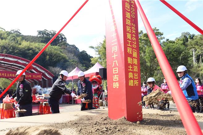 苗栗县长锺东锦等人持铲动土。（苗栗县政府提供／李京升苗栗传真）