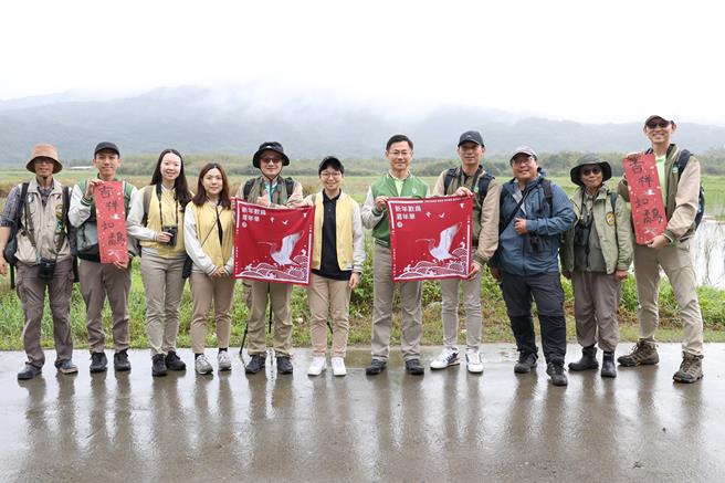 玉山金控永續長張綸宇(右五)帶領玉山志工參與中華民國野鳥學會舉辦的生態教育及野鳥觀察活動。（玉山提供）