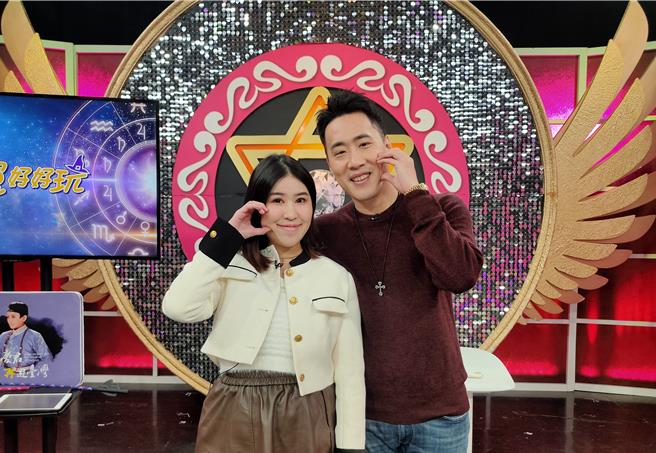 余祥銓（右）、柔柔今錄製談話節目。（鴻凱娛樂提供）