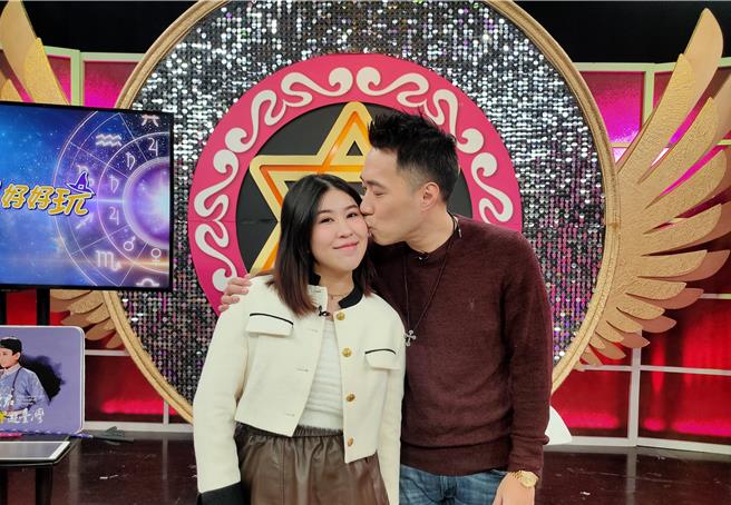 余祥銓（右）親暱的親吻柔柔。（鴻凱娛樂提供）