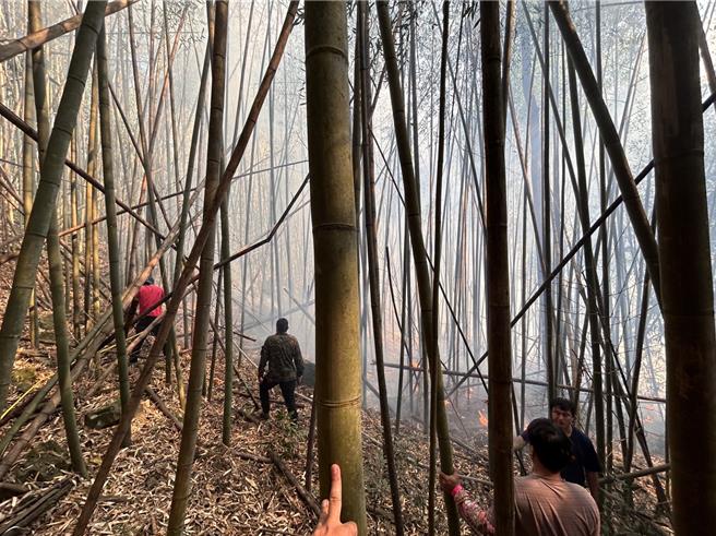 阿里山鄉達邦村特富野附近竹林失火，嘉義縣消防人員搶救滅火。（嘉義縣消防提供／廖素慧嘉縣傳真）