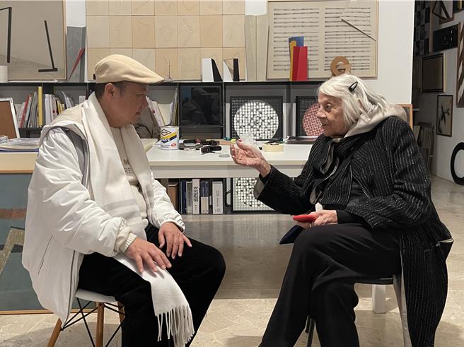 藝術家白魚資助義清寒學子 分享藝術創作歷程。（白魚提供／李欣恬台北傳真）