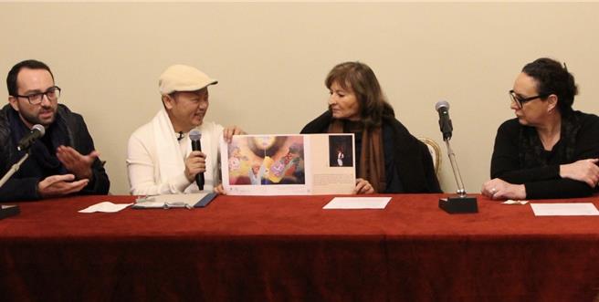 旅歐台灣藝術家白魚（左二）於第三屆白魚藝術基金獎頒獎典禮與米蘭蒙札皇宮策展人吳兆祥（左一）、資深藝術家 Grazia Varisco（左三）、布雷拉美術學院副院長Maria Cristina Galli（左四）、布雷拉美術學院副院長Anna Mariani（左五）及獲獎學生合影。（白魚提供／李欣恬台北傳真）