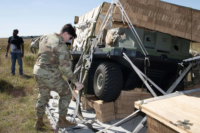 S-MET「机器骡」带着物资完成空降，士兵解除机器骡上的固定索。(图/SOCOM)