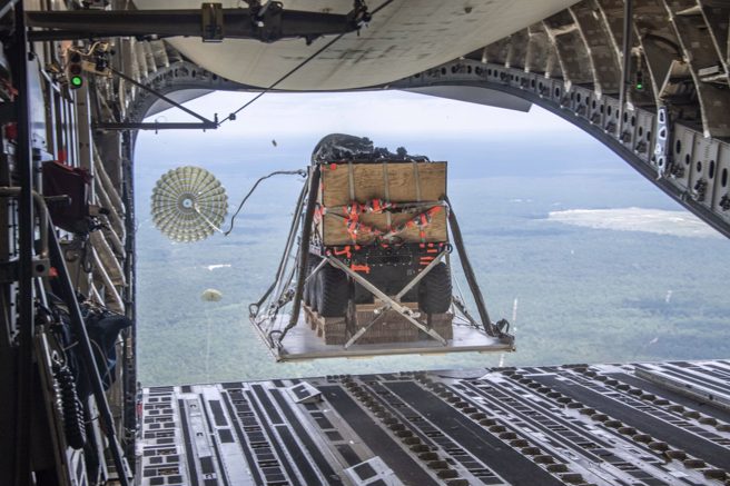 从运输机空降的S-MET。(图/SOCOM)