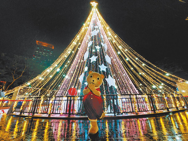 新北歡樂耶誕城17日開城至明年元旦，今年以新北原創吉祥物「桑塔熊」為主題，觀旅局臉書粉專「新北旅客」14日舉辦「頭號粉絲搶先看」，由「小客」帶領10名中籤的粉絲至現場搶先欣賞甜點耶誕樹，此外，今年也首創於市民廣場周邊打造4條祈福大道，邀民眾前來感受耶誕氛圍。（圖／陳慰慈攝）