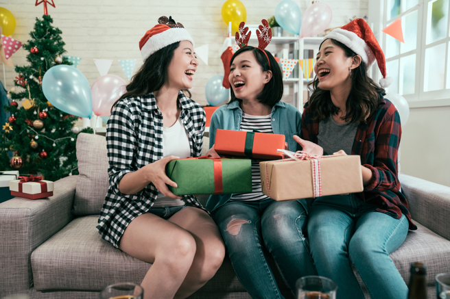 距離聖誕節只剩不到一個禮拜！準備交換禮物的你，想好要送什麼了嗎？（示意圖／shutterstock）
