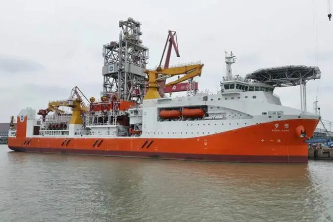 中國自主設計建造的首艘大洋鑽探船正式命名為「夢想」號，將於近日在廣州開啟首次試航。（圖／央視新聞）