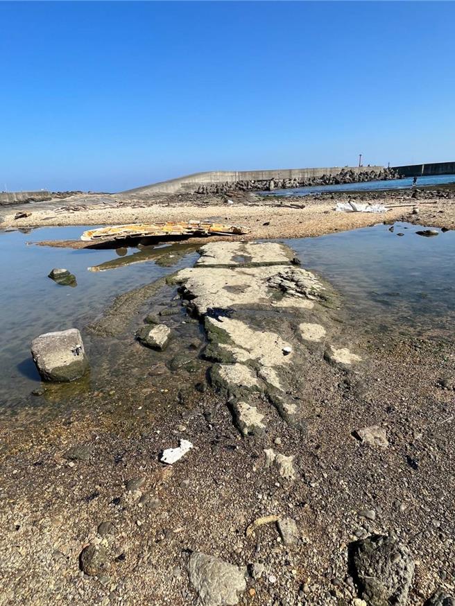 台灣東海岸多個縣市出現不明油汙，基隆市潮境保護區潮間帶8日也發現有零星油汙，市府產發處表示，油汙目前已經大致刮除完畢。（基隆市政府提供／張志康基隆傳真）