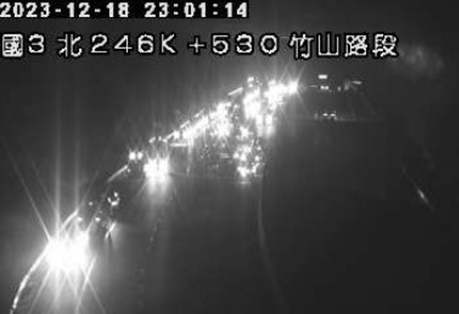國3北上246K竹山路段事故，全線封閉高公局建議改道。（翻攝畫面）