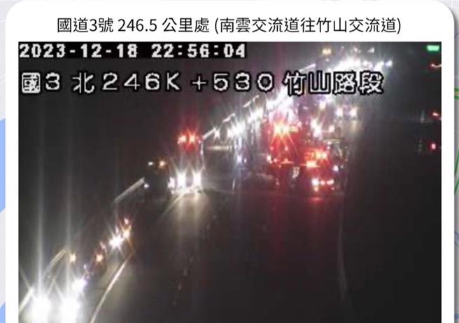 國道3號南下246.8公里、竹山路段18日晚間10時許發生嚴重車禍，全線封閉搶救中。（民眾提供／楊靜茹南投傳真）