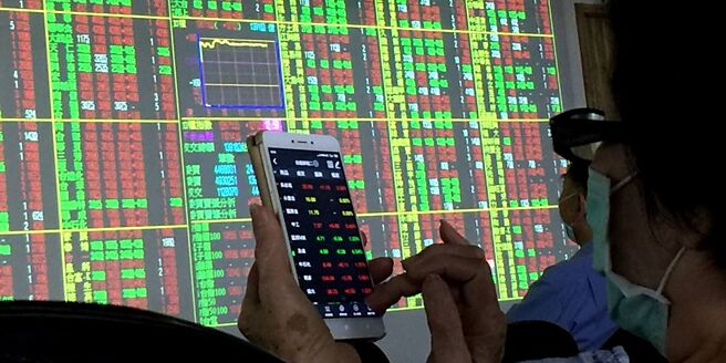 远东、中钢、台塑、华新及长荣等15檔、五大集团股，由外资率先点火，连日来翻多大敲，掀开年底集团作帐行情大戏。图／本报资料照片