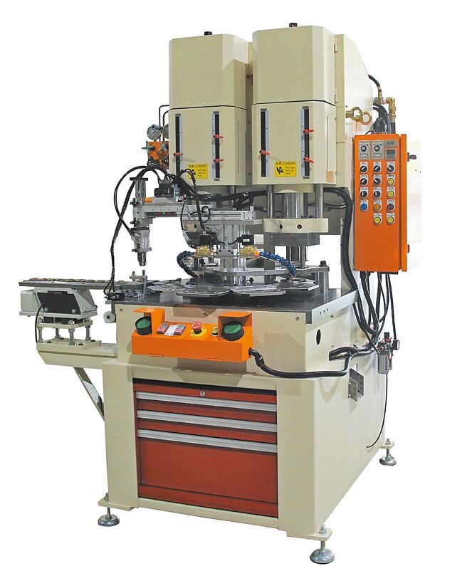 金上源「转盘式双机油压冲床」具备可「不同形式同时加工」创新功能，产效更高，更省空间。图／陈仁义