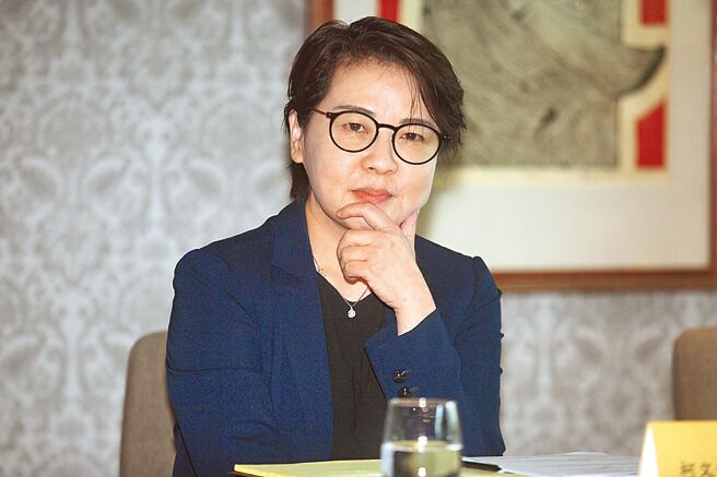 绿营想以潜舰国造做为大内宣，蓝营则主打其中必有弊案。其中最尷尬的角色是民眾党，不分区立委被提名人黄珊珊的兄长黄曙光就是潜舰国造召集人，潜舰案要查不查，黄珊珊态度是什么。（本报资料照片）