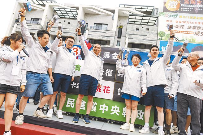 国民党总统候选人侯友宜（中左）17日参加台中竞选总部成立大会，侯与台中市长卢秀燕（中右）等人，寒冬中穿起短裤，象徵「勇脚」勇健团结向前走！（侯友宜竞选办公室提供）