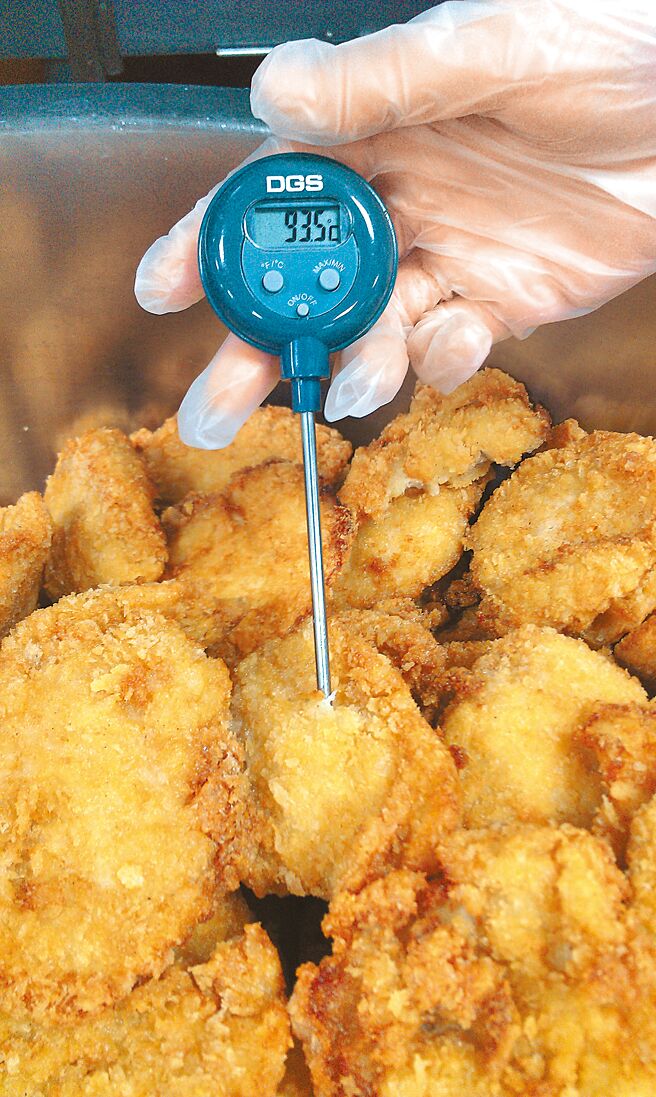 台北市学校中央厨房依规定须当日制餐，熟食起锅前温度至少要75度，并装在保温餐桶，由保温餐车运送到山区学校，通常可让餐食保持温热。（台北市教育局提供／蔡佩珈台北传真）