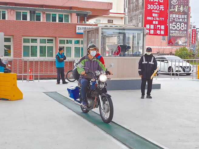 農業部林業及自然保育署招考森林護管員，應考人必須先通過第1階段實地騎乘循環檔機車及負重20公斤跑走1500公尺體能測驗後，才能繼續參加第2階段學科筆試測驗及口試。（農業部林業及自然保育署宜蘭分署提供／吳佩蓉宜蘭傳真）