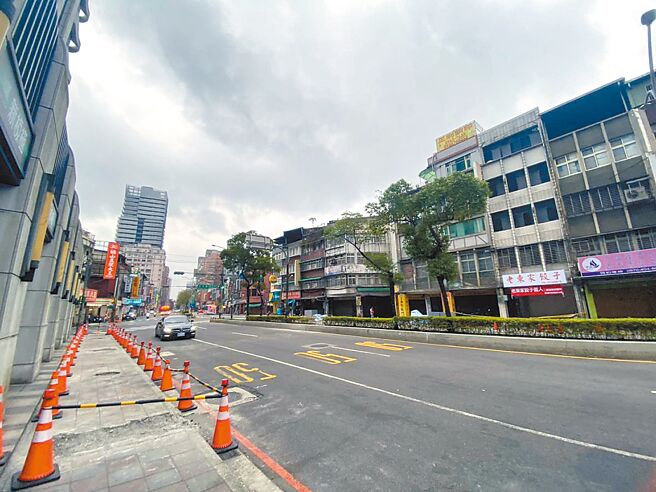 位於板橋、中和交界的民族陸橋興建完工已41年之久，17日清晨工務局養工局完成拆除作業，陸橋功成身退，讓街景豁然開朗，呈現嶄新市容面貌。（新北市工務局提供／高鈞麟新北傳真）