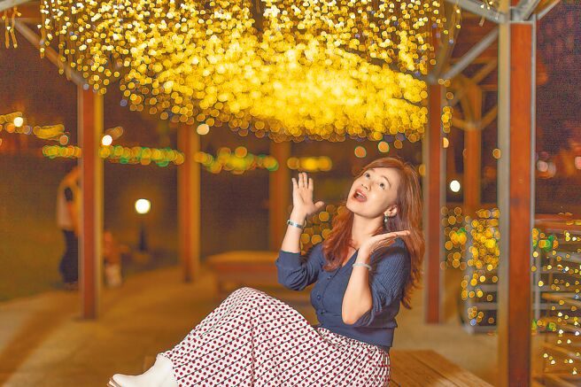 「2023東興圳光藝節」沿線廊道涼亭點燈後吸引不少民眾前來拍照，驚呼「螢光點點」真的好像螢火蟲。（羅浚濱攝）