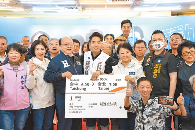 國民黨台中六選區立委參選人羅廷瑋（左四）舉辦競選前哨站開箱活動，前台中市長胡志強（左三）、現任市長盧秀燕（左五）站台力挺。（立委參選人羅廷瑋提供／王煌忠台中傳真）