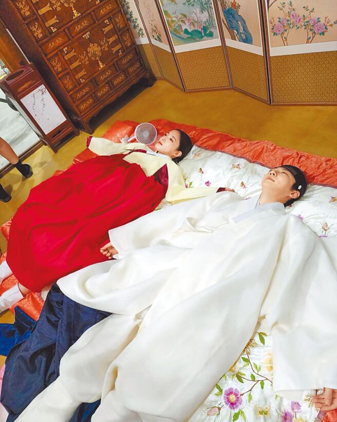 李世荣（左）公开跟裴仁爀的床照宣传戏剧作品。（摘自李世荣IG）