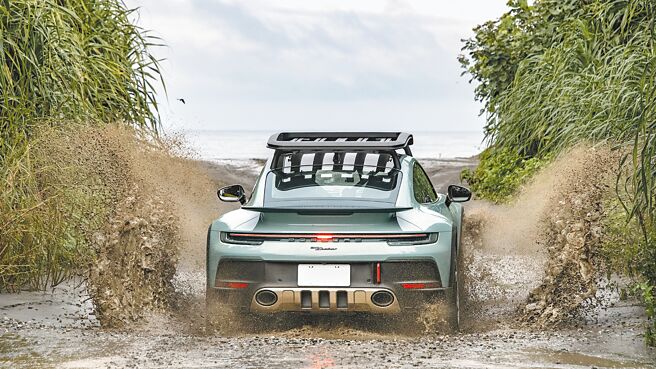 911 Dakar可允許車輛在時速高達170 km/h進行激烈的越野活動。（陳大任攝）