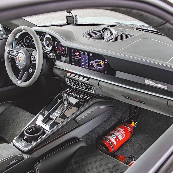 Race-Tex內裝套件並施以車身相同的魅影綠色縫線。（陳大任攝）