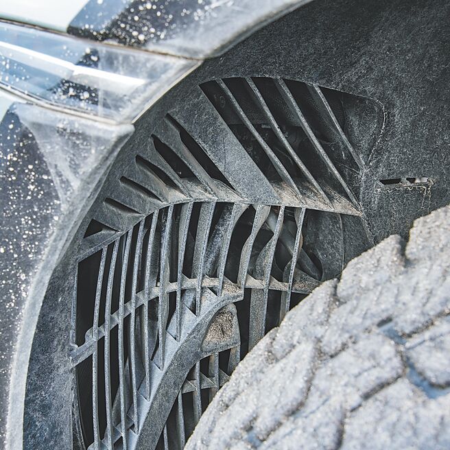 前輪拱內精密的排風設計。（陳大任攝）