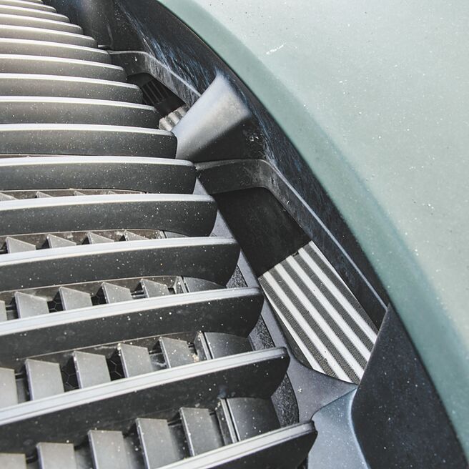 車尾擾流翼下方導沙設計。（陳大任攝）