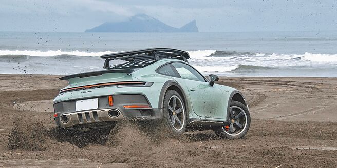 911 Dakar的離地間隙與穿越角足以媲美傳統休旅車。（陳大任攝）