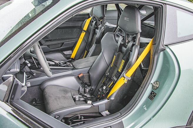 全包覆式賽車桶型座椅、六點式安全帶，選配競速黃色安全帶。（陳大任攝）