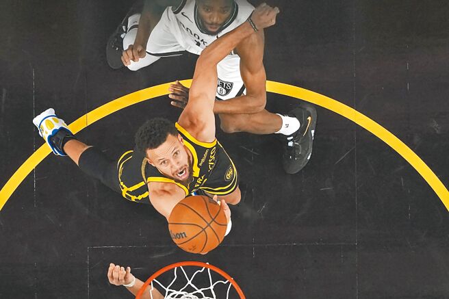 柯瑞17日攻下全队最高37分，其中末节包办16分。（美联社）